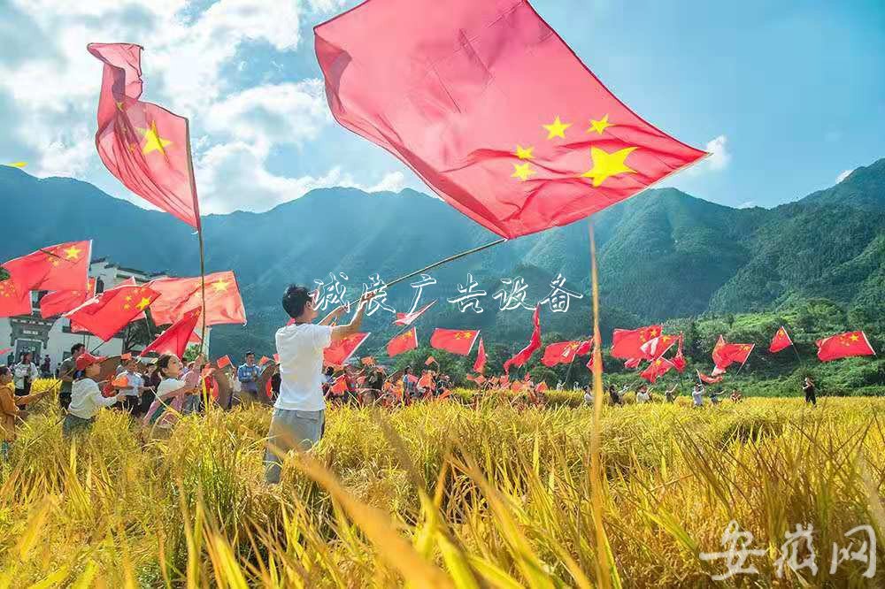 石臺(tái)農(nóng)民歡慶“中國學(xué)校宣傳欄農(nóng)民豐收節(jié)” （組圖）