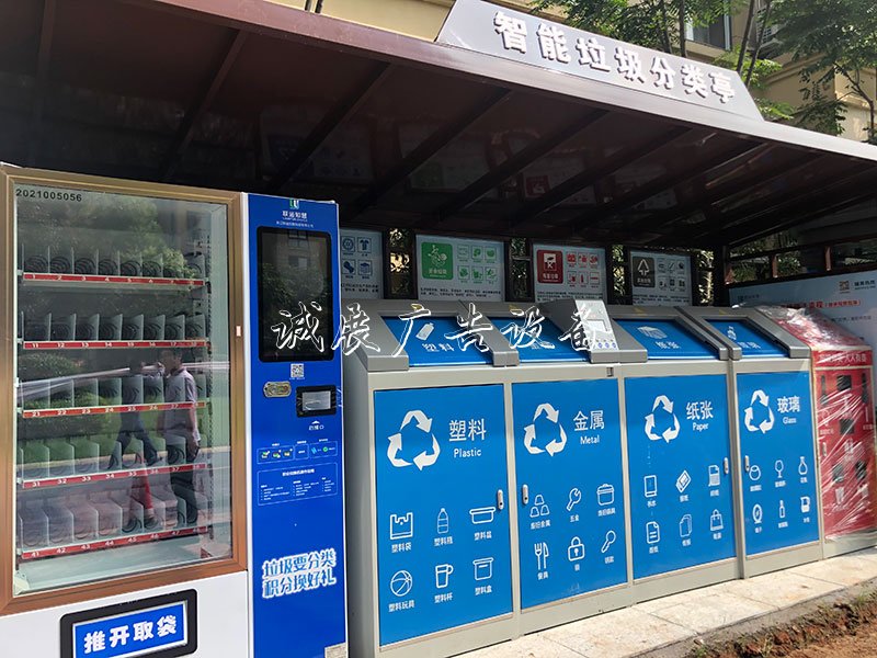 智能垃圾分類亭入駐龍游5個(gè)小區(qū)戶外廣告燈箱，預(yù)計(jì)7月底投入使用，正確扔垃圾能領(lǐng)獎(jiǎng)品