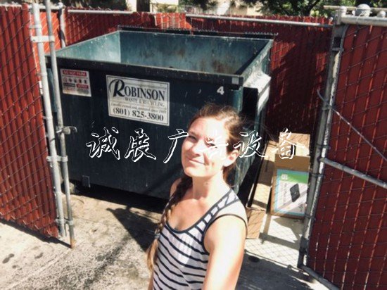 變廢為寶！美女子垃路燈燈箱圾箱里“回收”原料做飯