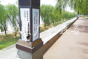 洛浦公園景觀路燈遭破滾動(dòng)式燈箱壞 公共設(shè)施需要共同愛護(hù)