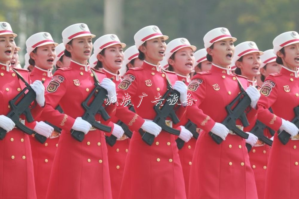 專家解釋慶祝大會(huì)戶外廣告燈箱隊(duì)列中的服飾“密碼”