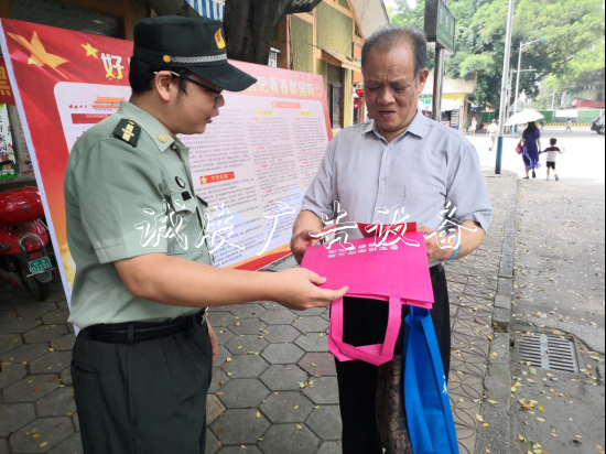 晶遠(yuǎn)社區(qū)積極開滾動(dòng)廣告燈箱展征兵宣傳工作