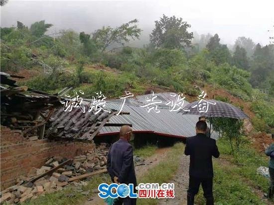 巴中一山體滑坡致宣傳欄廠家3戶農(nóng)房被埋 無人員傷亡