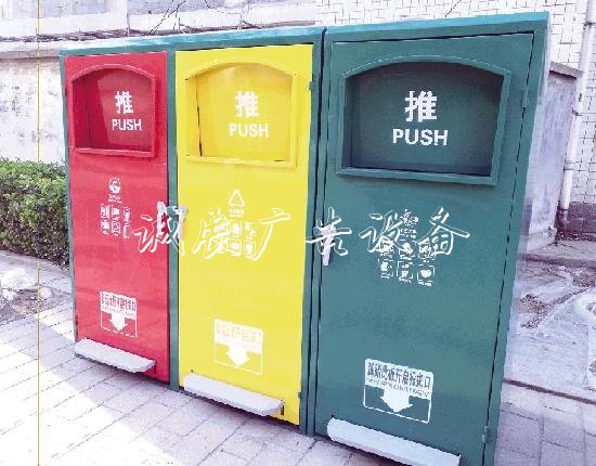 濰坊經(jīng)濟區(qū)在背街小垃圾分類亭巷開始推廣腳踏式垃圾箱