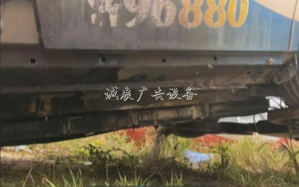 撞上路牌鐵柱子，出租垃圾箱車突然起火！的哥傷重不