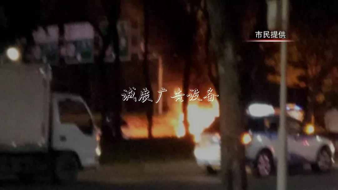 撞上路牌鐵柱子，出租垃圾箱車突然起火！的哥傷重不