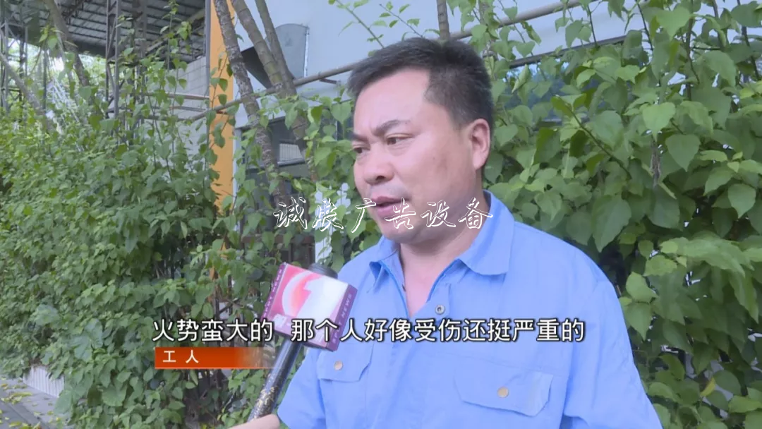 撞上路牌鐵柱子，出租垃圾箱車突然起火！的哥傷重不