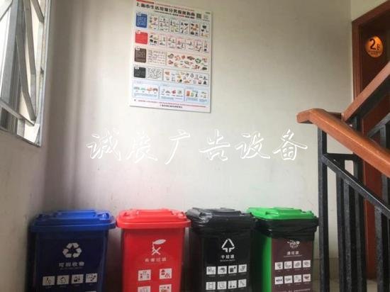 松江九里亭垃圾分類(lèi)樓道宣傳欄廠家自治見(jiàn)成效 居民自覺(jué)干濕分離
