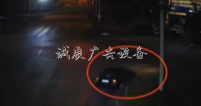 醉酒挪車(chē)斷片忘地 大膽指路牌燈箱男子報(bào)警求助：來(lái)幫我找找