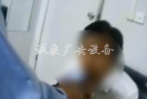 醉酒挪車(chē)斷片忘地 大膽指路牌燈箱男子報(bào)警求助：來(lái)幫我找找