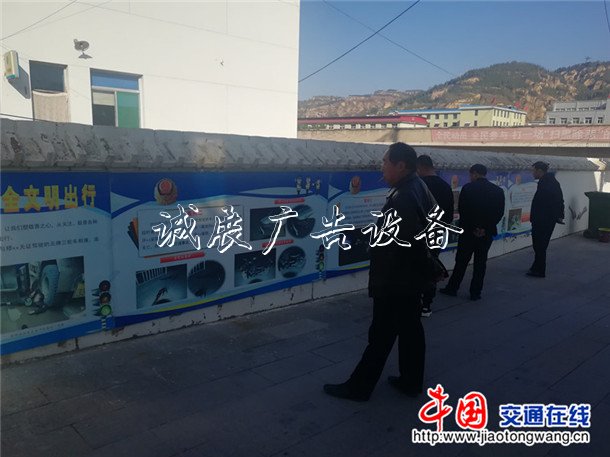 山西石樓：社區(qū)太陽(yáng)能垃圾桶宣傳欄走近百姓