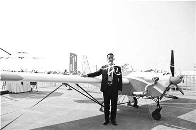 大學生攢錢造飛機社區(qū)宣傳欄 畢業(yè)5年后成品捐母校
