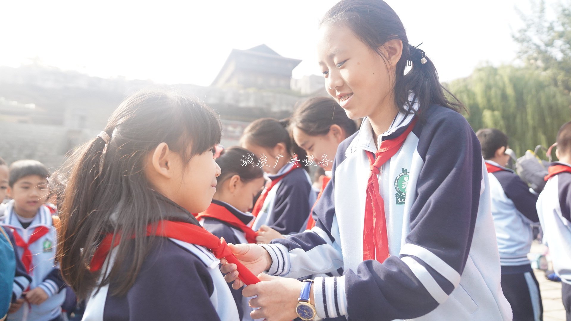 北京：黑芝麻胡同小學(xué)獻不銹鋼宣傳欄禮中國少年先鋒隊建隊70周年