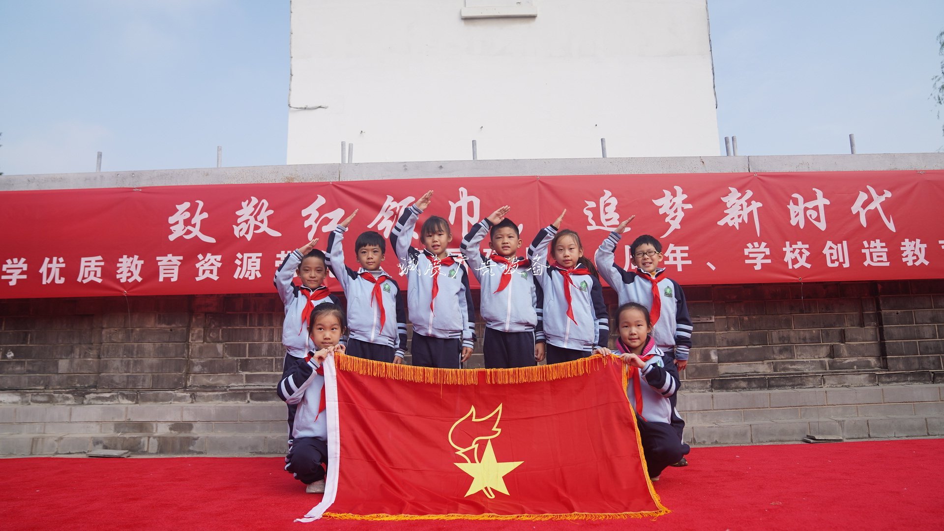 北京：黑芝麻胡同小學(xué)獻不銹鋼宣傳欄禮中國少年先鋒隊建隊70周年