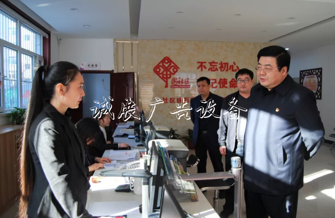 高碑店領(lǐng)導(dǎo)調(diào)研文明指路牌燈箱城市創(chuàng)建和基層黨建工作