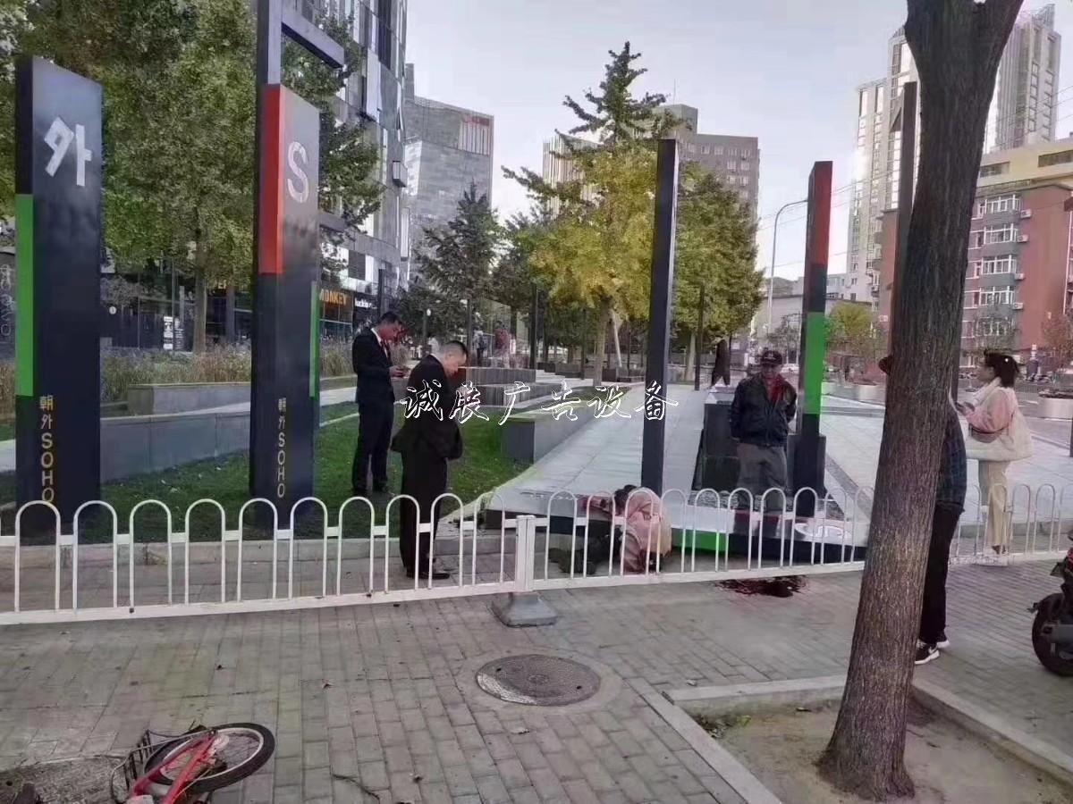 今早大風(fēng)，朝外SOHO一路人被砸倒在地