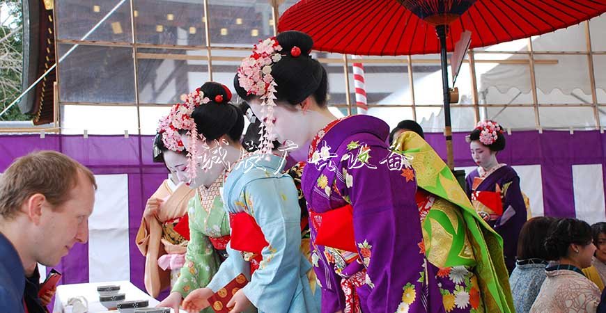 絕了！日本舞妓被提議路燈燈箱奧運期間當人肉垃圾桶 網(wǎng)