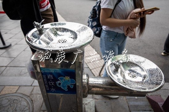 尷尬！成都寬窄巷子的黨建宣傳欄直飲水機竟變“垃圾箱”