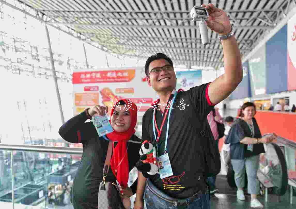 紙杯手套垃圾桶也能成就大事業(yè)！廣交會(huì)外貿(mào)企業(yè)如何“小題大作”(2)