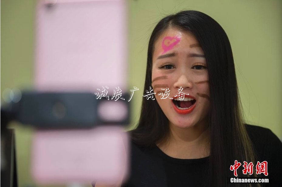 你不相信電視購(gòu)物 為路燈燈箱什么卻為直播賣(mài)貨瘋狂？