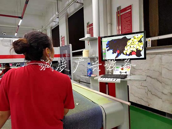 為什么說(shuō)民營(yíng)企文化宣傳欄業(yè)是“自己人”？