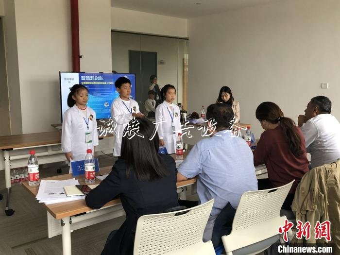 小選手們?cè)谶M(jìn)行現(xiàn)場(chǎng)答辯 樊中華 攝 小選手們?cè)谶M(jìn)行現(xiàn)場(chǎng)答辯 樊中華 攝