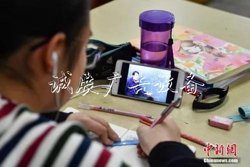 學(xué)校減負(fù)致輔導(dǎo)班搶宣傳欄位：家長(zhǎng)真的“瘋了”？