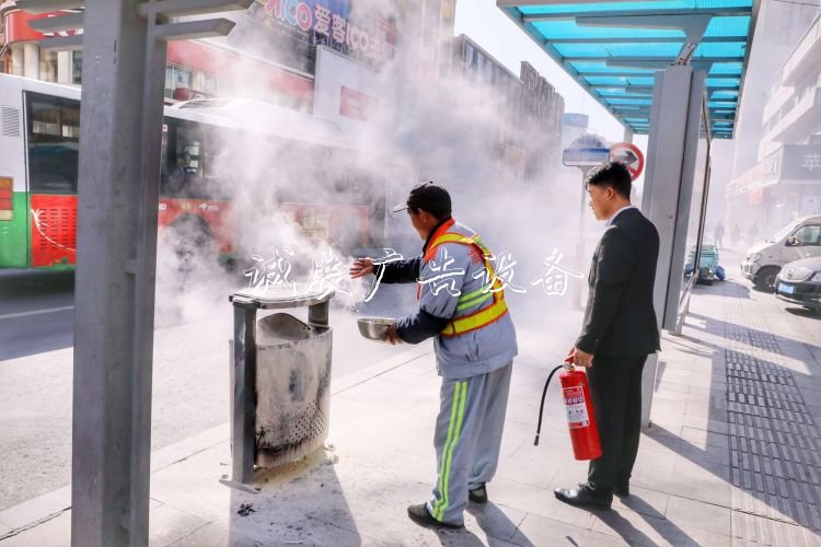 煙頭又惹禍垃圾桶起火分類垃圾亭！市民環(huán)衛(wèi)齊心兩分鐘化險(xiǎn)