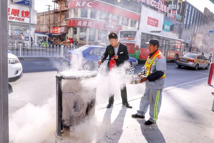煙頭又惹禍垃圾桶起火分類垃圾亭！市民環(huán)衛(wèi)齊心兩分鐘化險(xiǎn)