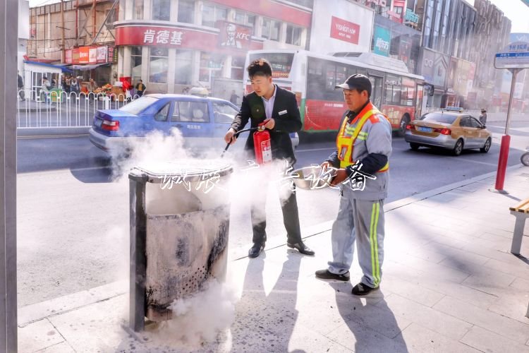 煙頭又惹禍垃圾桶起火分類垃圾亭！市民環(huán)衛(wèi)齊心兩分鐘化險(xiǎn)