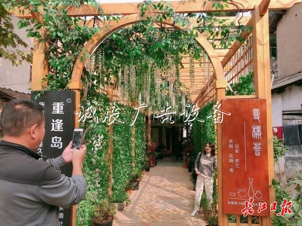 “手機內(nèi)存不夠用了”指路牌，他們用鏡頭點贊東湖文