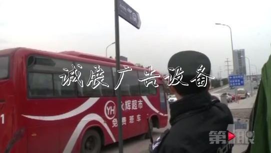 重慶這個指路牌“太調(diào)學(xué)校宣傳欄皮” 軌交站臺在南它指西