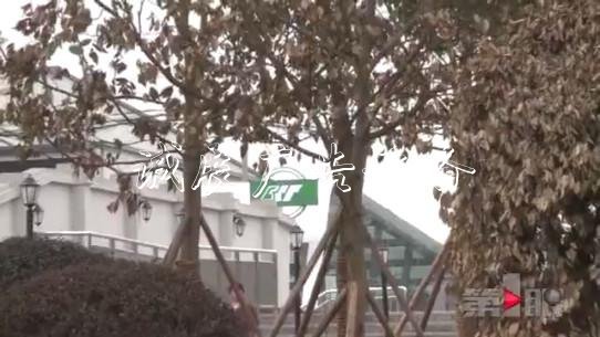 重慶這個指路牌“太調(diào)學(xué)校宣傳欄皮” 軌交站臺在南它指西