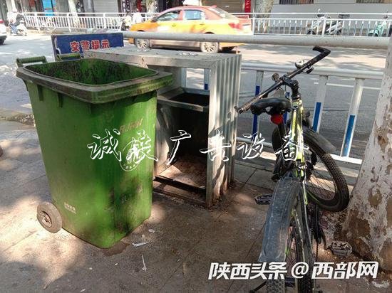 因垃圾箱被損壞只能用垃圾桶來替補(bǔ)裝垃圾