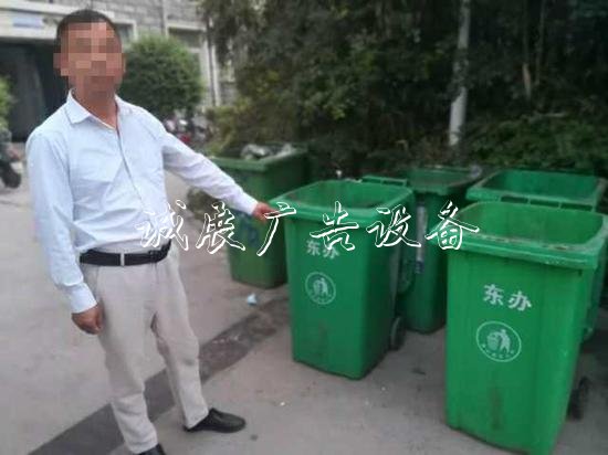 忍住 別笑！鄭州男子伙廣告燈箱多少錢一個(gè)同小舅子一連偷了14個(gè)垃圾桶