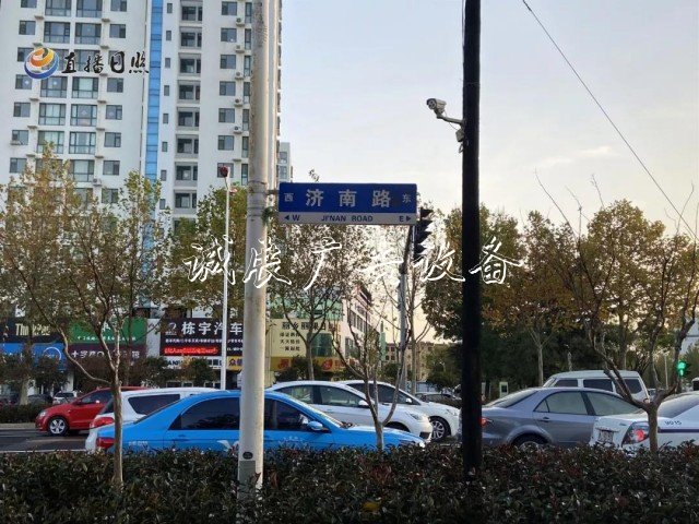 咋回事？濟(jì)南路這文化宣傳欄個(gè)路牌“東西不分”！