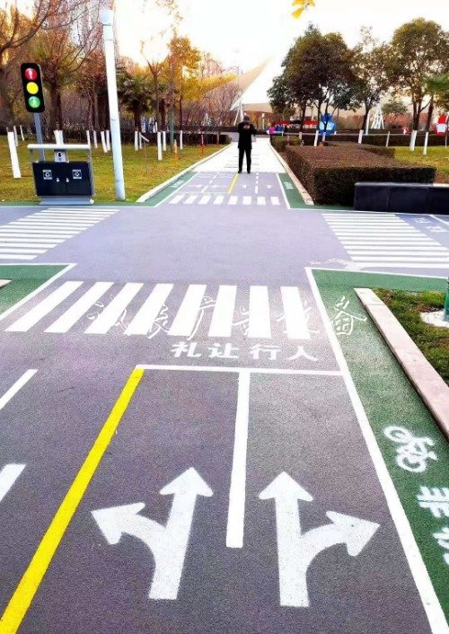 好玩還長(zhǎng)知識(shí)！寶雞首個(gè)滾動(dòng)廣告燈箱“交通安全文化主題公園”開(kāi)園
