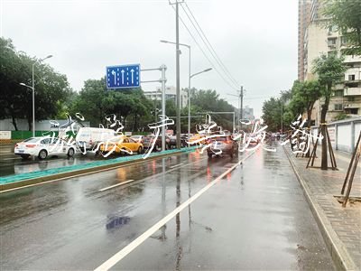路牌不全駕車社區(qū)宣傳欄路過讓人犯暈