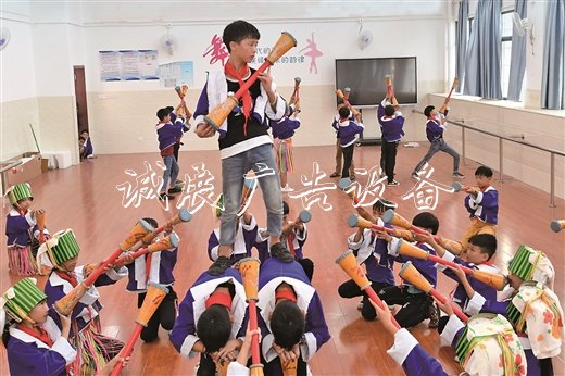 深山土瑤戶(hù)外滾動(dòng)燈箱脫貧路
