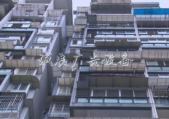 嚇人！樂(lè)山城區(qū)一小垃圾收集亭區(qū)一扇窗戶從15樓墜下