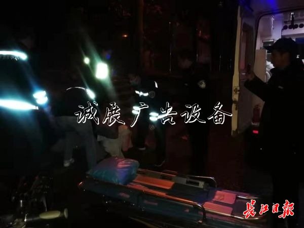 凌晨，男子街頭喊救宣傳欄燈箱命，民警及時(shí)處置救一命