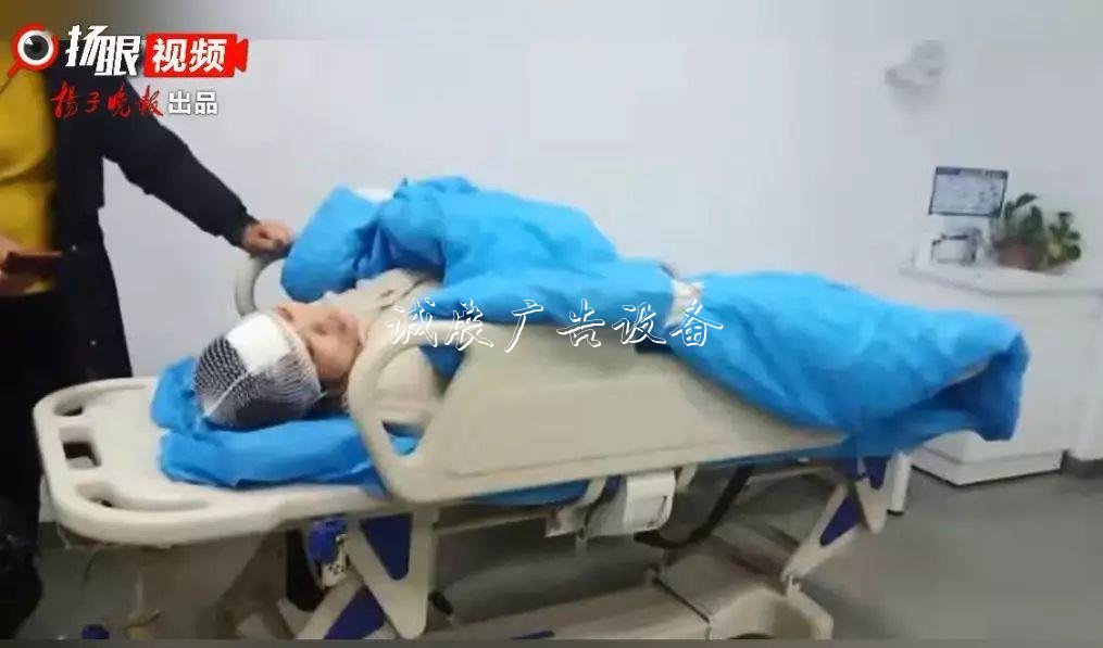 1米8高的路牌突然倒學(xué)校宣傳欄下，她反而迎了上去……