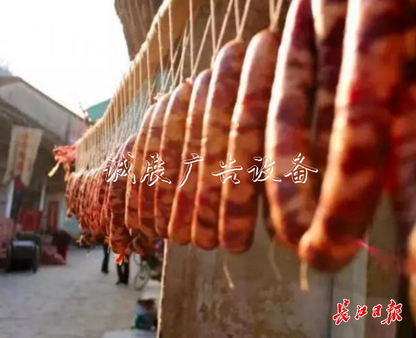 打糍粑、攤豆絲、買路燈燈箱年貨，鄉(xiāng)村過大年成首選
