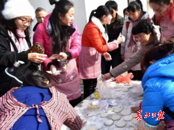 打糍粑、攤豆絲、買路燈燈箱年貨，鄉(xiāng)村過大年成首選
