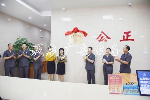 扶綏法院：舉行全國(guó)戶外廣告燈箱“巾幗文明崗”揭牌儀式