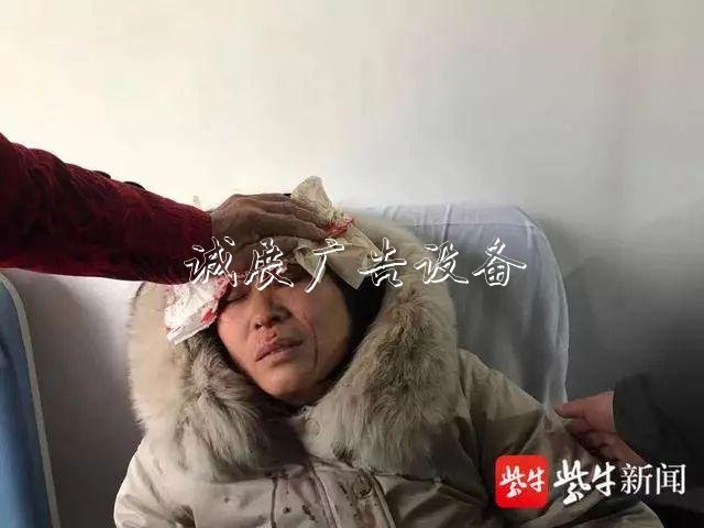1米8高的路牌突然倒下，她反而迎了上去……