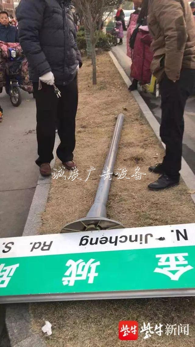 1米8高的路牌突然倒下，她反而迎了上去……