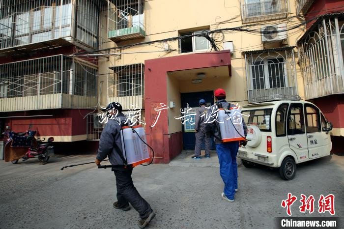 在北京通州玉橋南里南社區(qū)，清潔人員身背噴灑包，對(duì)社區(qū)內(nèi)的設(shè)施、犄角旮旯進(jìn)行噴灑?！≈行律缬浾?盛佳鵬 攝