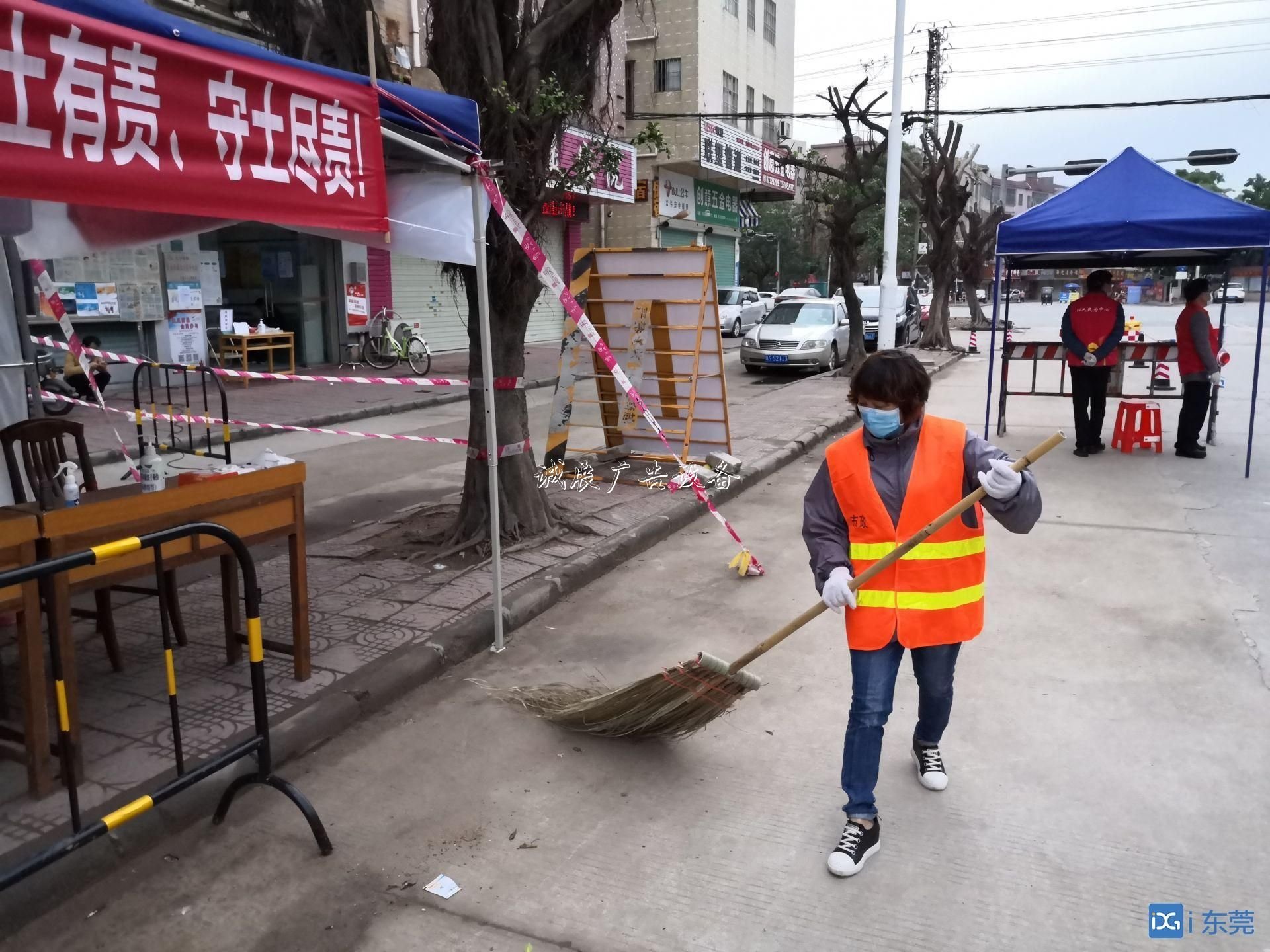 人人都恐懼的垃圾指路牌燈箱桶，他們卻天天接觸