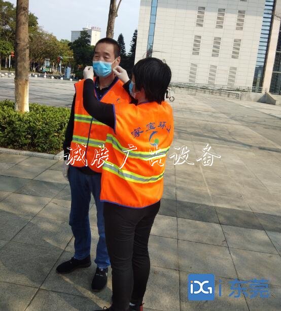 人人都恐懼的垃圾指路牌燈箱桶，他們卻天天接觸